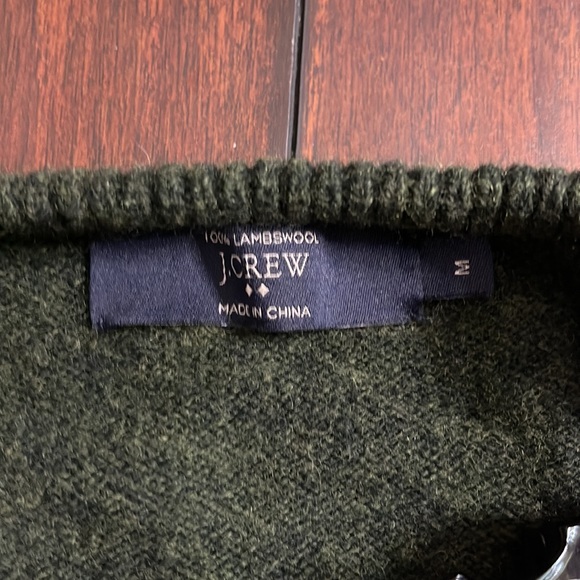 🌟 Upgrade Your Wardrobe with This Cozy J.Crew Sweater! 🧥 - Picture 2 of 4